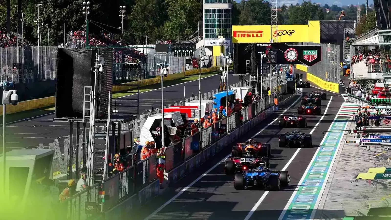 Varios coches de Fórmula 1 en pits durante carrera