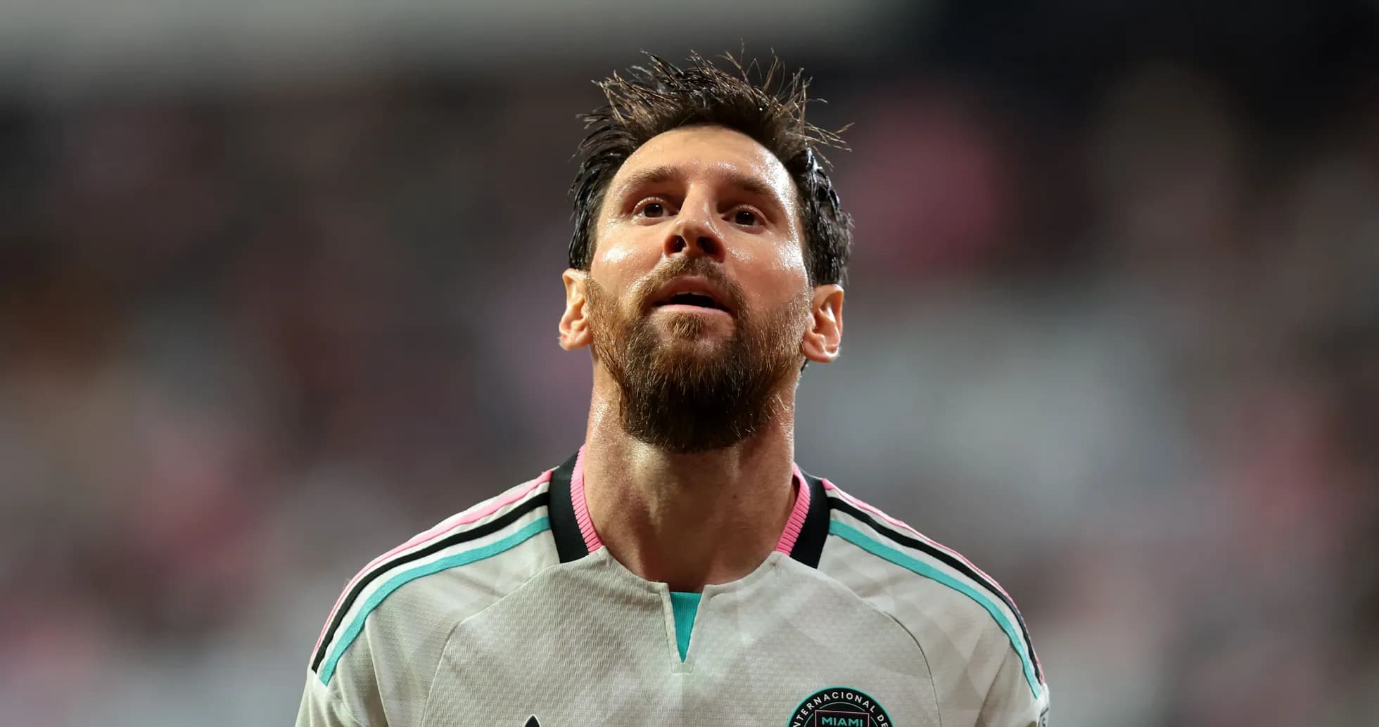 Jugador de Inter Miami mirando hacia arriba durante el partido