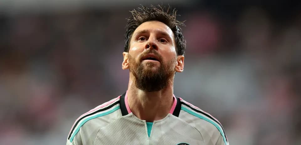 Jugador de Inter Miami mirando hacia arriba durante el partido