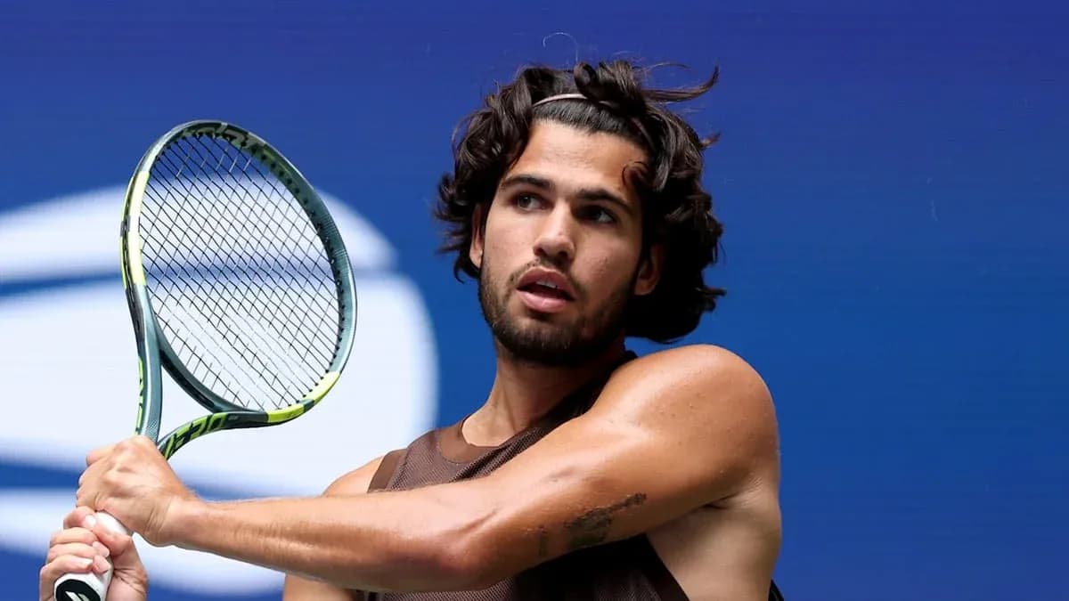 Jugador de tenis sosteniendo una raqueta en la cancha