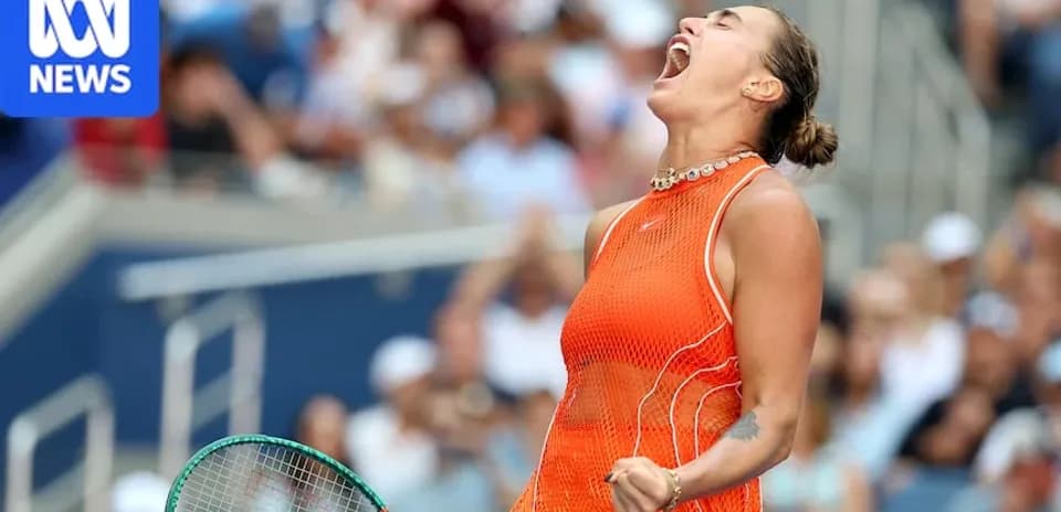 Jugadora de tenis celebrando un punto en la cancha