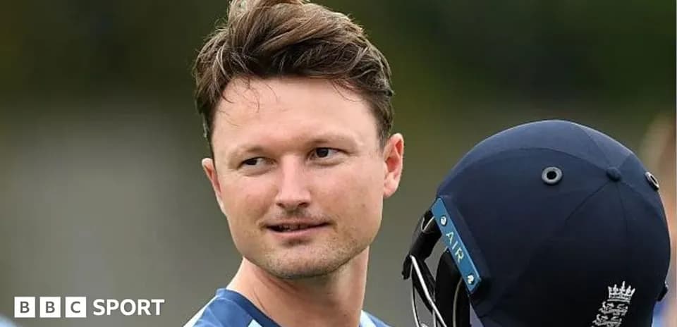 Jugador sosteniendo un casco de cricket en entrenamiento