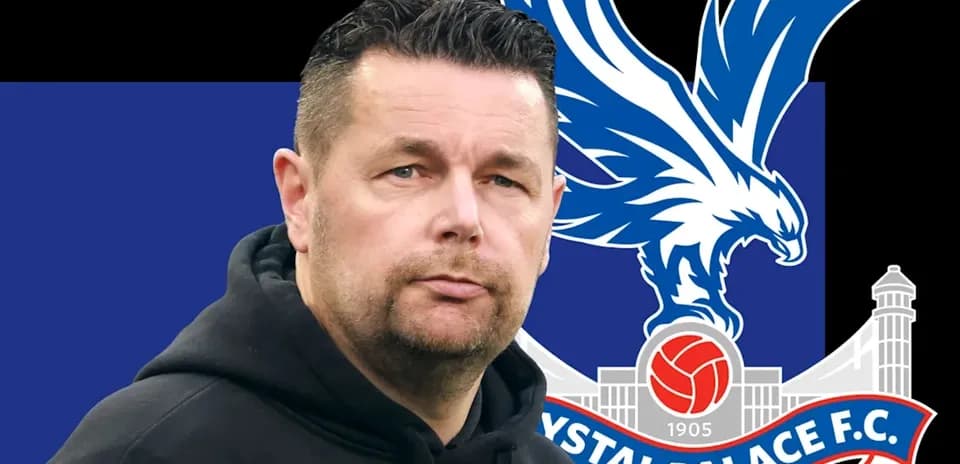 Entrenador de Crystal Palace con escudo de equipo