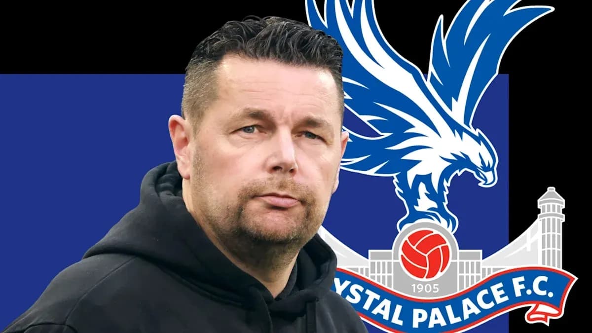 Entrenador de Crystal Palace con escudo de equipo
