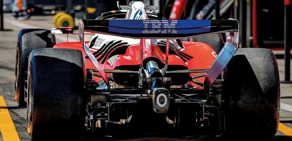 Vista trasera de un coche de Fórmula 1 en boxes