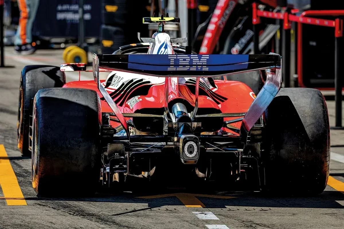 Vista trasera de un coche de Fórmula 1 en boxes