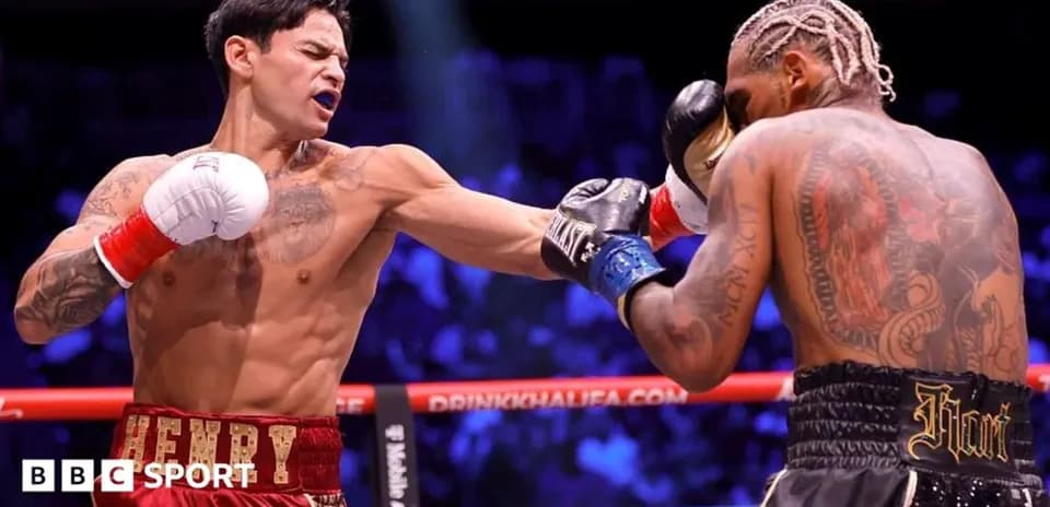 Boxeador lanzando un golpe durante la pelea