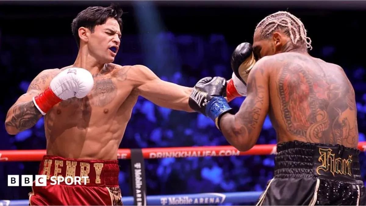 Boxeador lanzando un golpe durante la pelea
