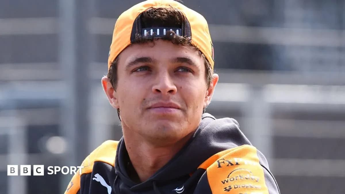 Piloto de Fórmula 1 en sesión de prensa