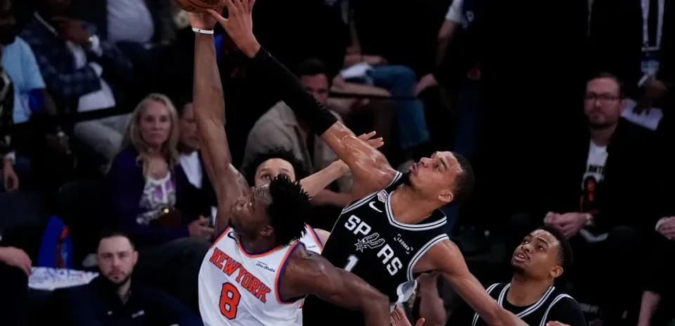 Jugador de los Knicks intenta bloquear un tiro