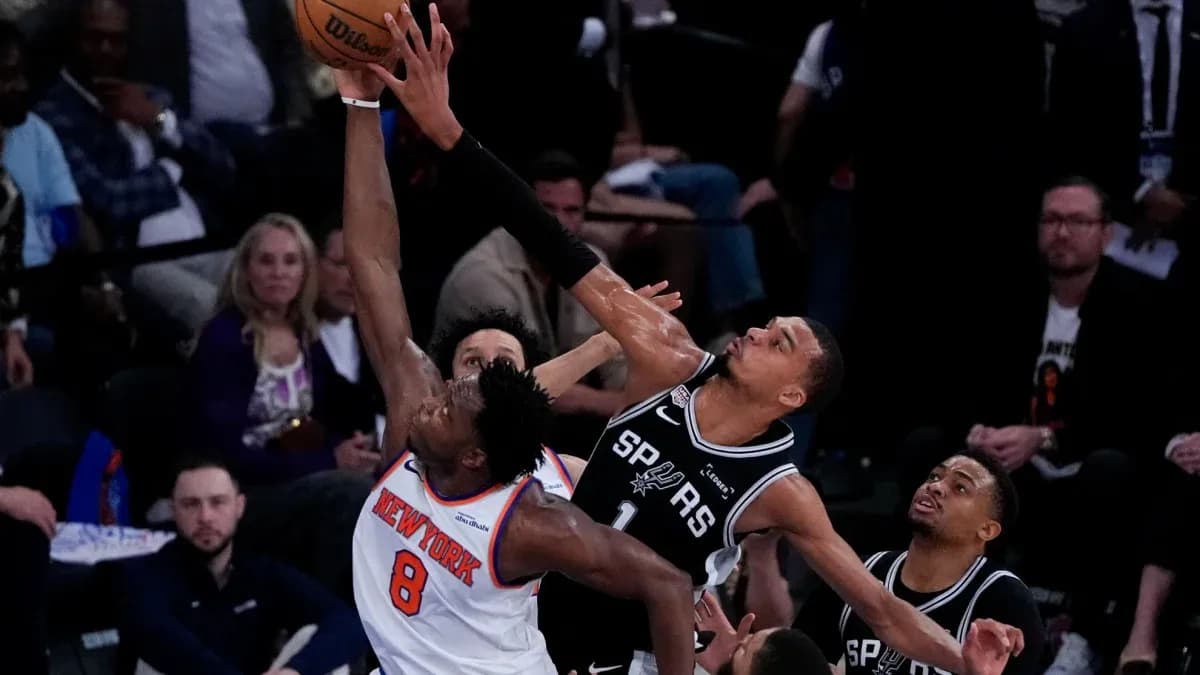 Jugador de los Knicks intenta bloquear un tiro