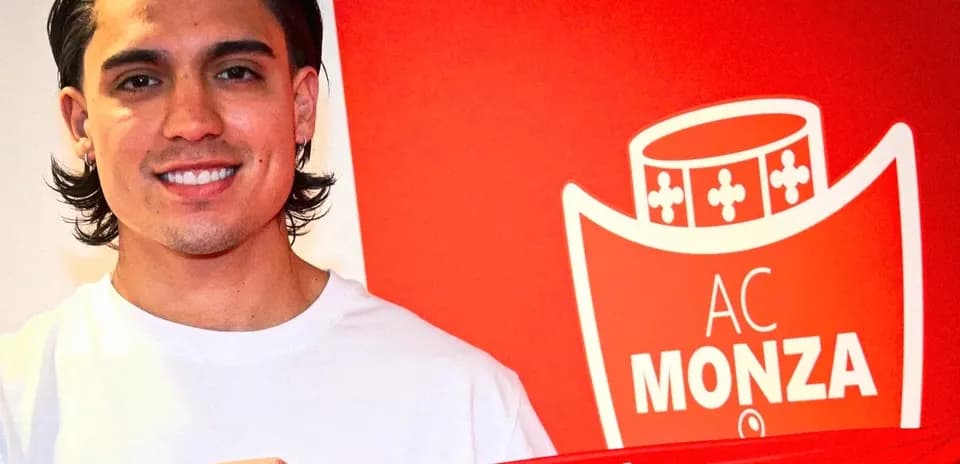 Jugador de AC Monza sosteniendo una bufanda