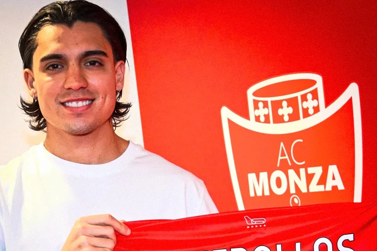 Jugador de AC Monza sosteniendo una bufanda