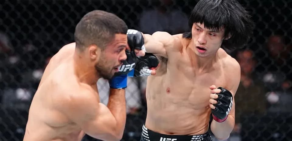 Luchador lanzando un golpe en pelea de UFC