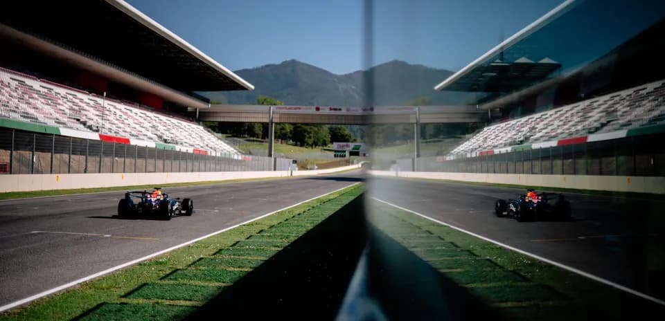 Coche de Fórmula 1 en la pista vacía