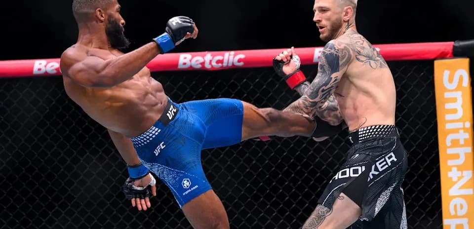 Luchador lanza una patada en combate de MMA