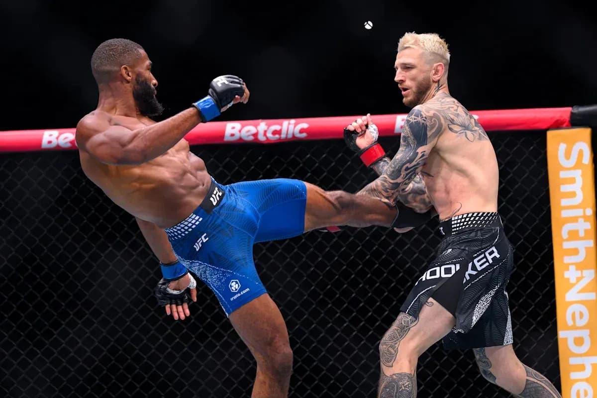Luchador lanza una patada en combate de MMA
