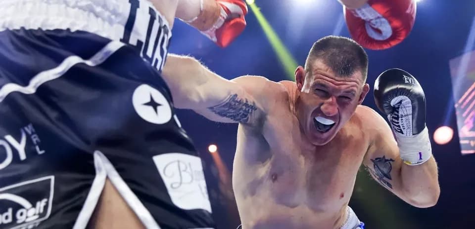 Boxeador lanzando un golpe durante combate
