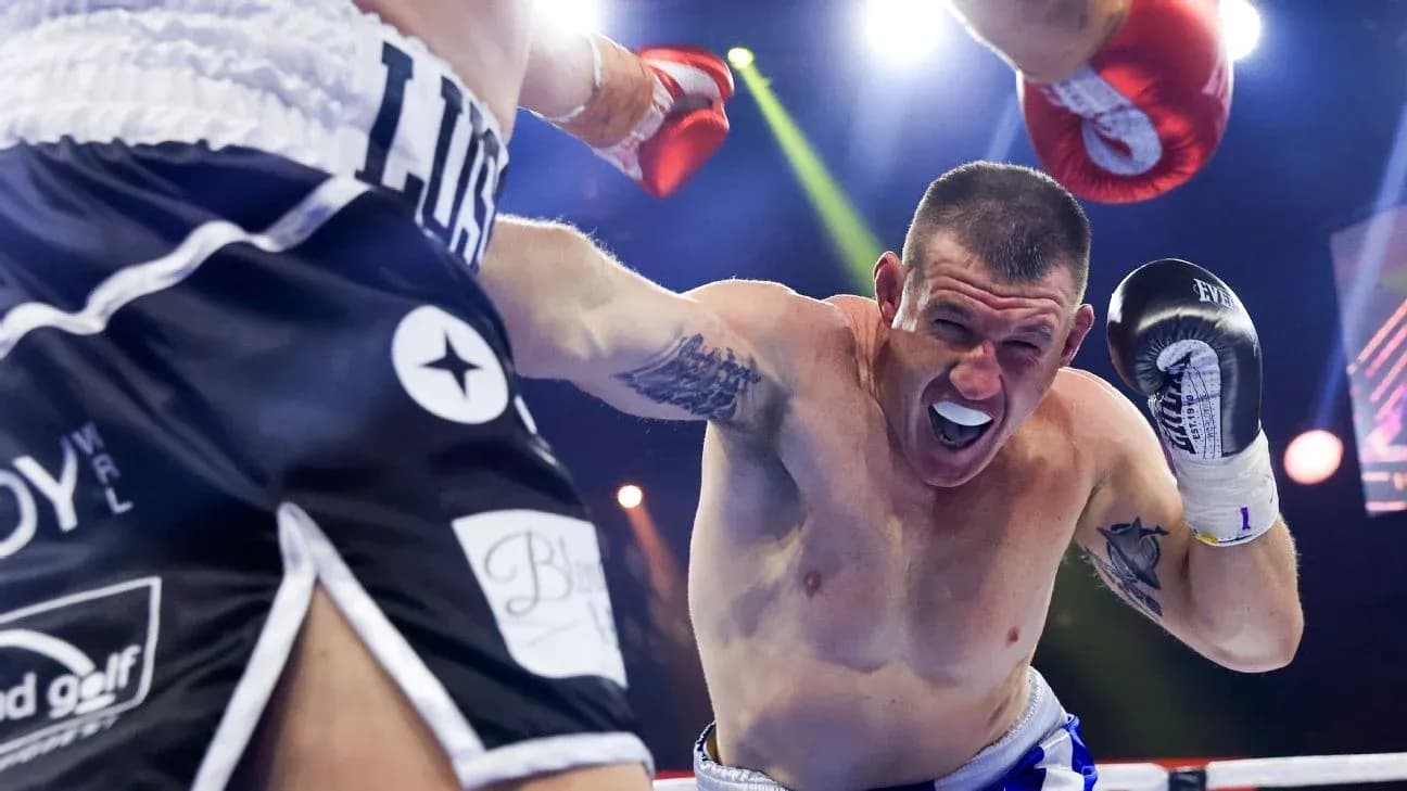 Boxeador lanzando un golpe durante combate