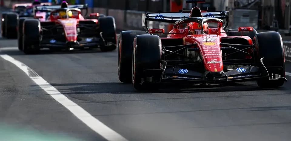 Dos coches de Fórmula 1 de Ferrari en pit lane