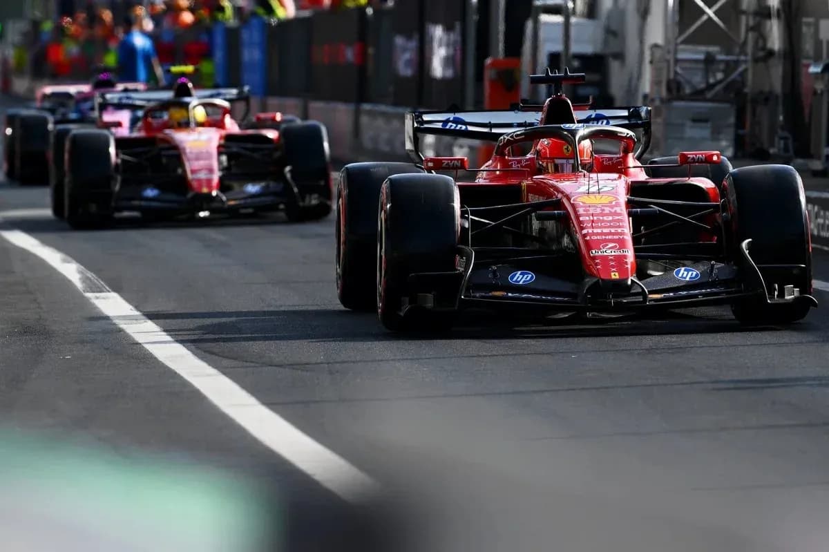Dos coches de Fórmula 1 de Ferrari en pit lane Dos coches de Fórmula 1 de Ferrari en pit lane