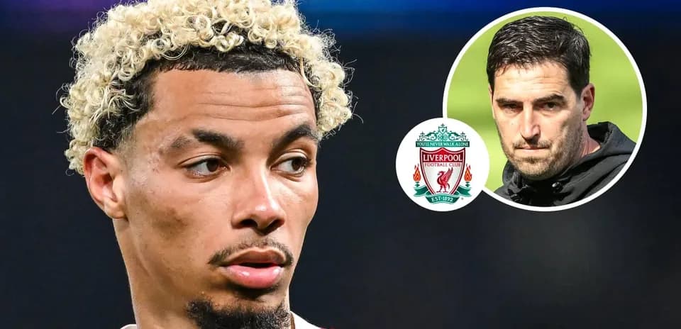 Jugador con cabello rizado y escudo de Liverpool