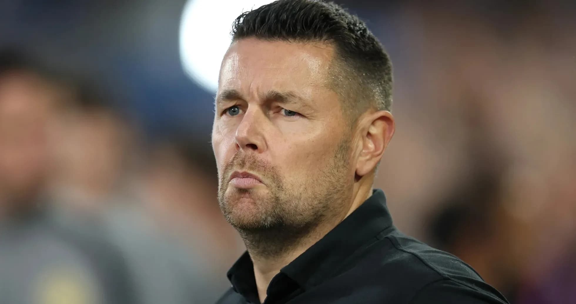 Entrenador observando el partido desde la banda