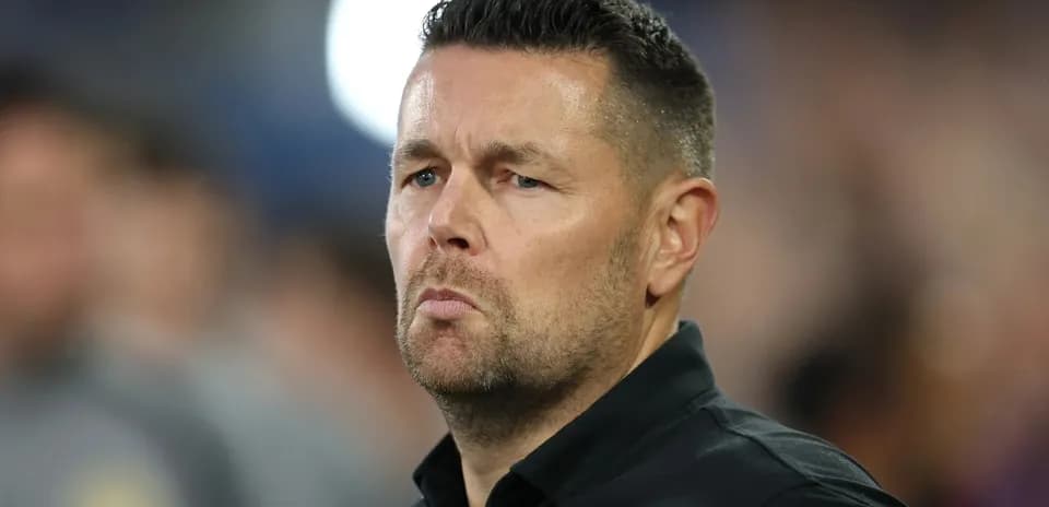 Entrenador observando el partido desde la banda