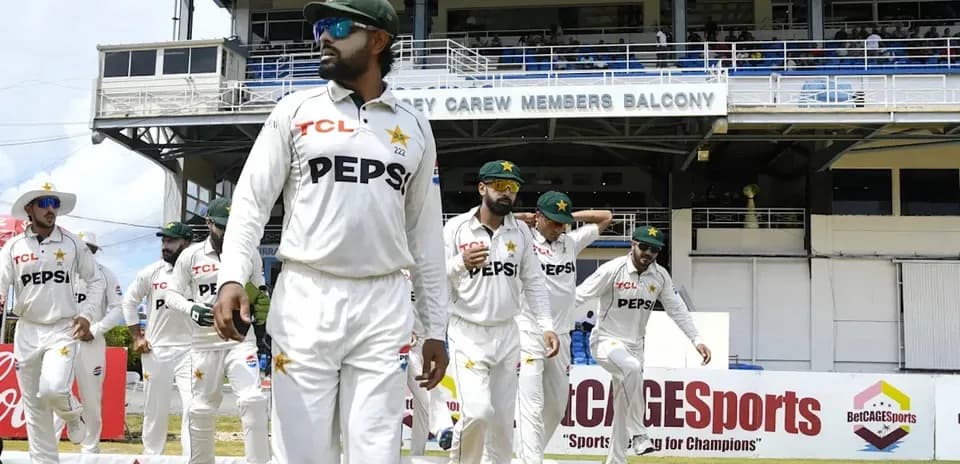 Equipo de cricket de Pakistán entrando al campo de juego