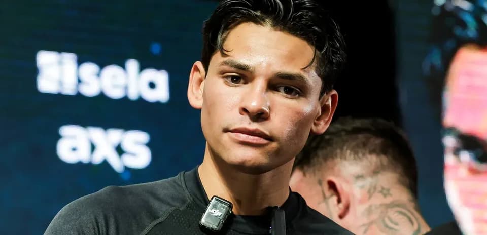 Boxeador en evento promocional con micrófono
