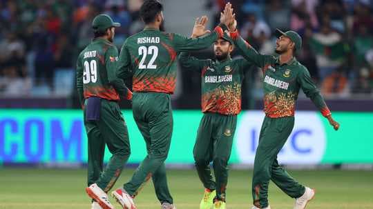 Jugadores de Bangladés celebrando una wicket en cricket