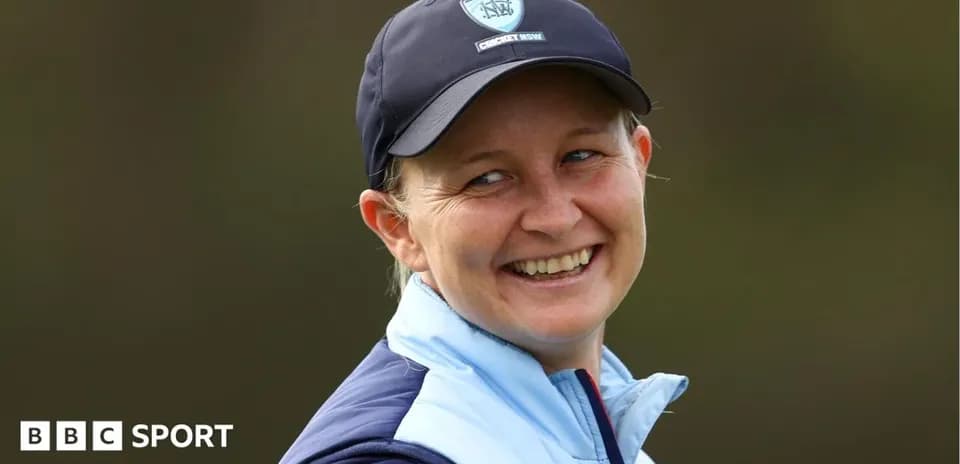 Mujer sonriendo con gorra de cricket de NSW