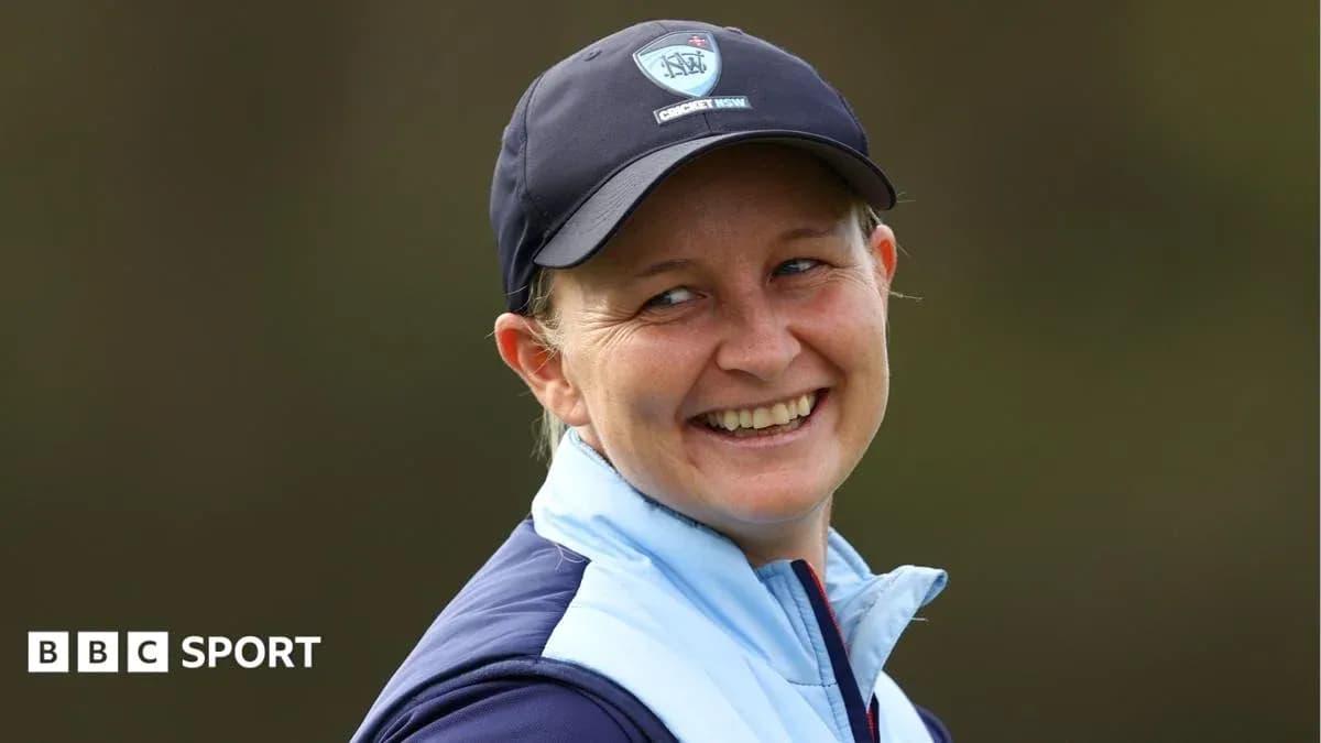 Mujer sonriendo con gorra de cricket de NSW