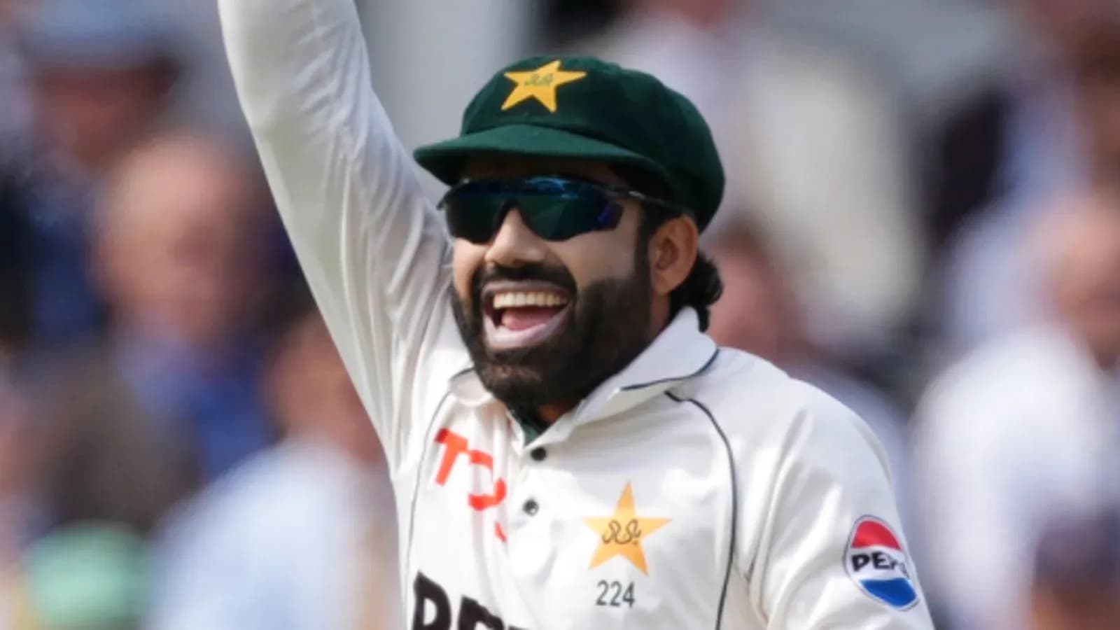 Jugador de críquet de Pakistán celebrando una jugada