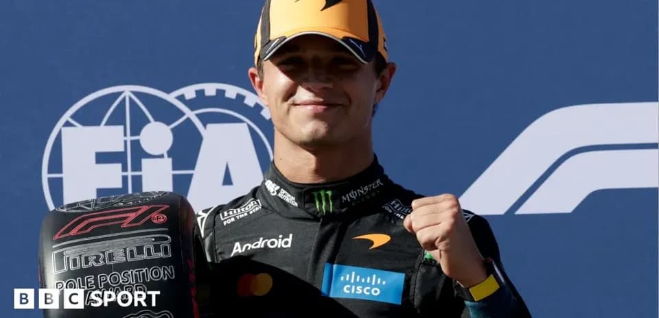 Piloto de McLaren sosteniendo un neumático de pole position