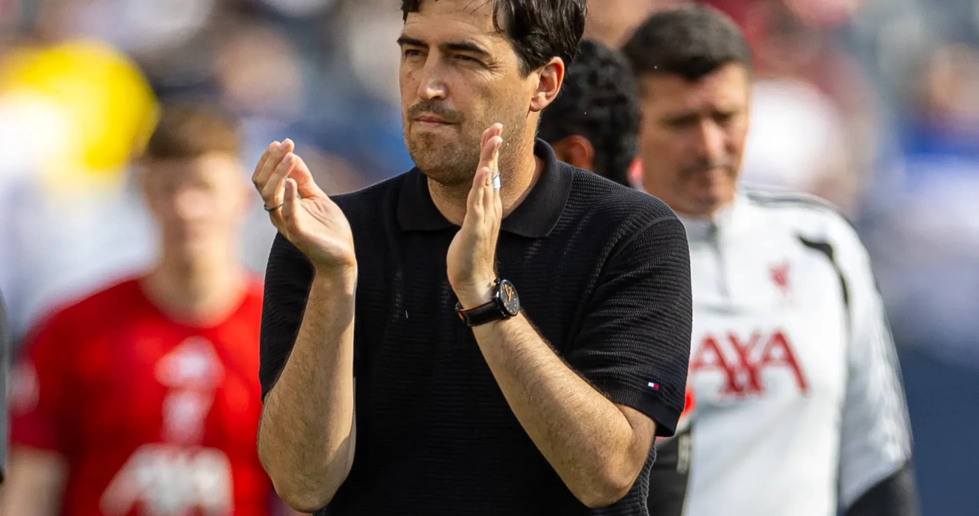 Entrenador aplaudiendo en el campo de juego