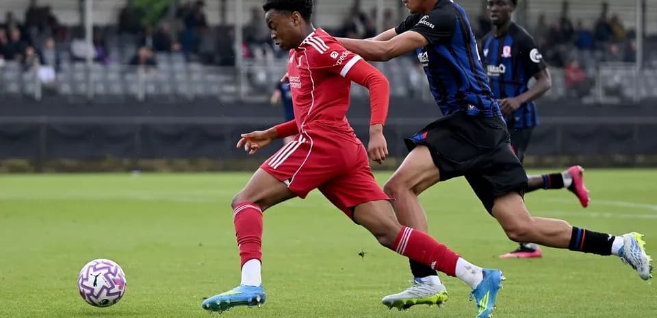 Jugador de Liverpool evitando la defensa rival en el campo