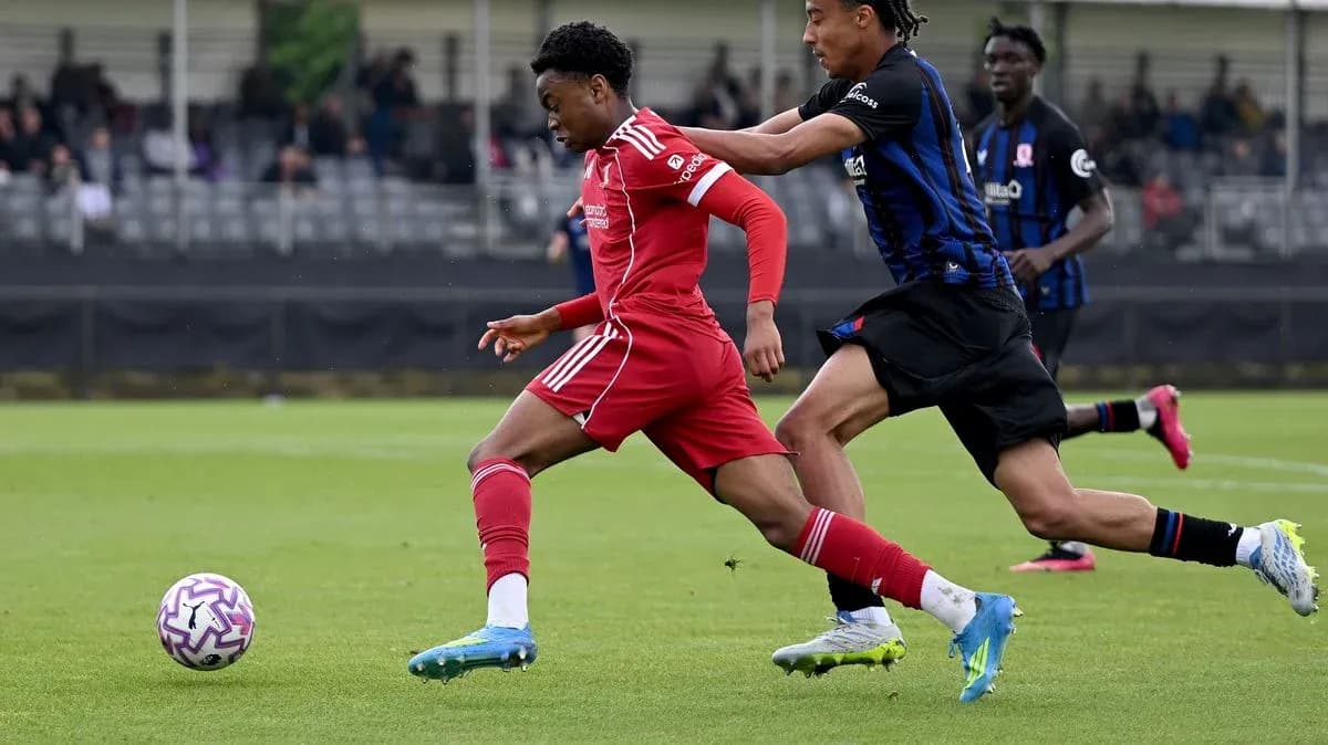 Jugador de Liverpool evitando la defensa rival en el campo