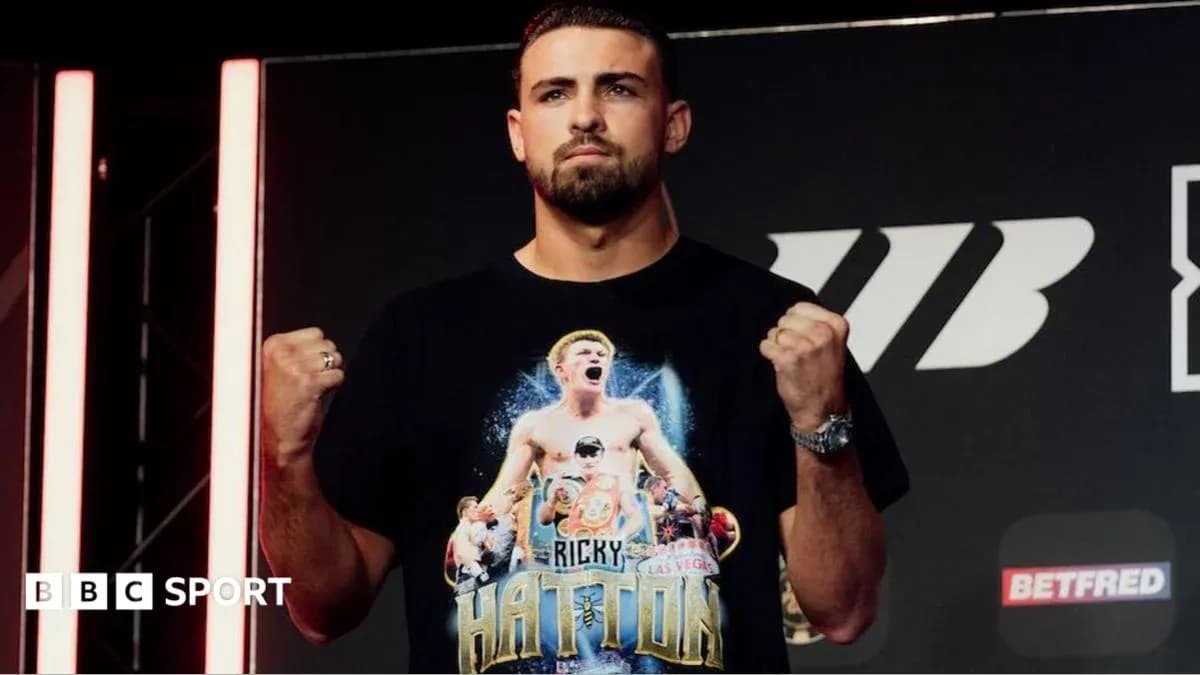 Boxeador posando en conferencia de prensa con camiseta