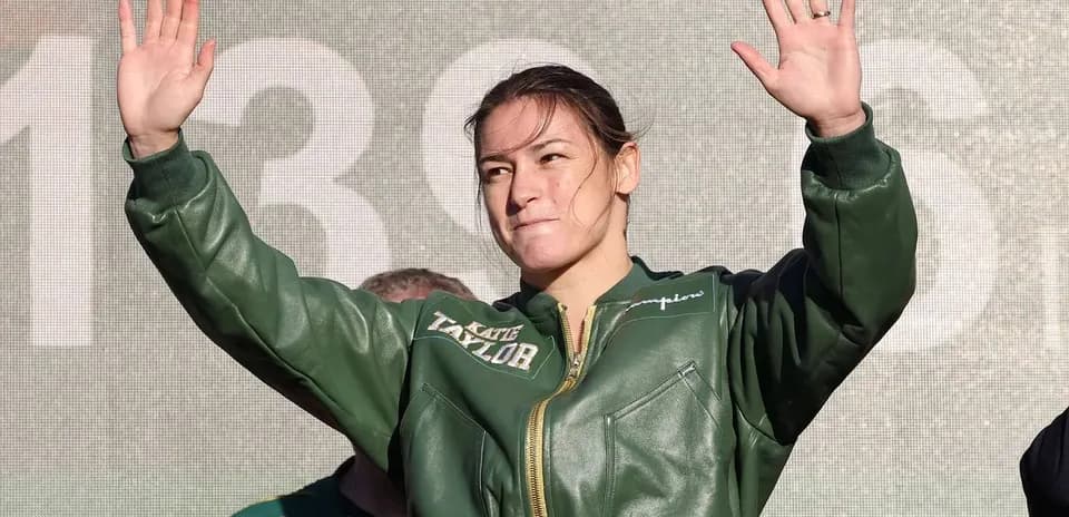 Katie Taylor saludando en un evento público