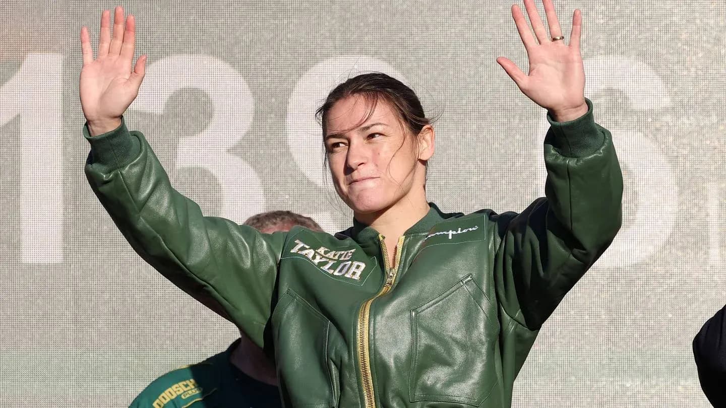 Katie Taylor saludando en un evento público