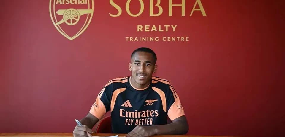 Jugador firmando contrato en el centro de entrenamiento