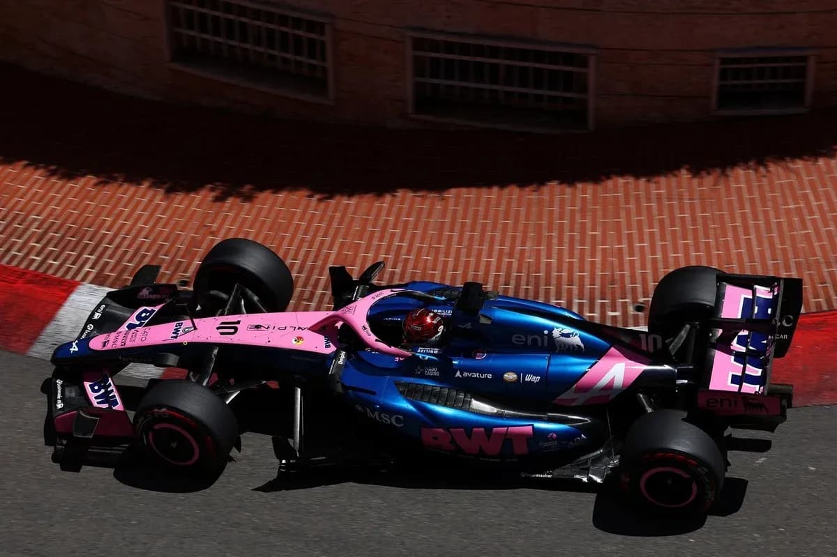 Coche de Fórmula 1 en curva durante carrera