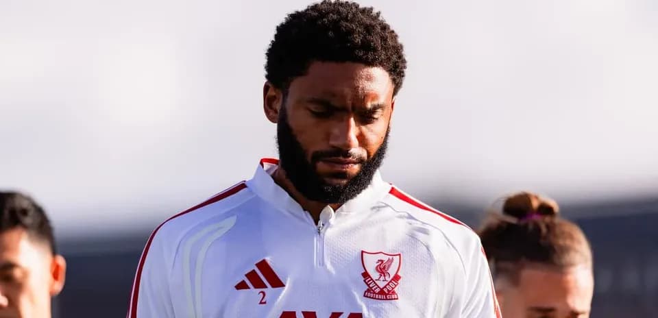 Jugador de Liverpool FC con uniforme blanco en el campo