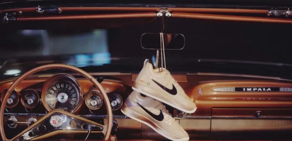 Zapatillas Nike colgando en coche clásico