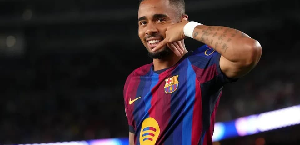 Jugador de Barcelona celebrando un gol con gesto telefónico