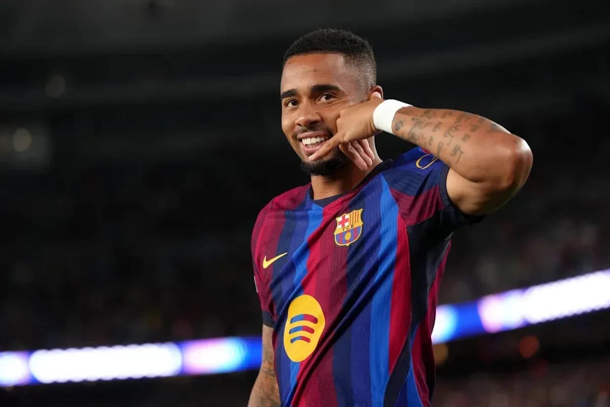 Jugador de Barcelona celebrando un gol con gesto telefónico