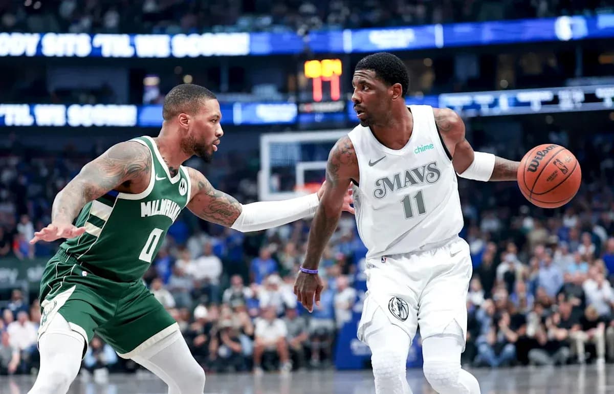 Jugador de los Mavericks driblando mientras es defendido