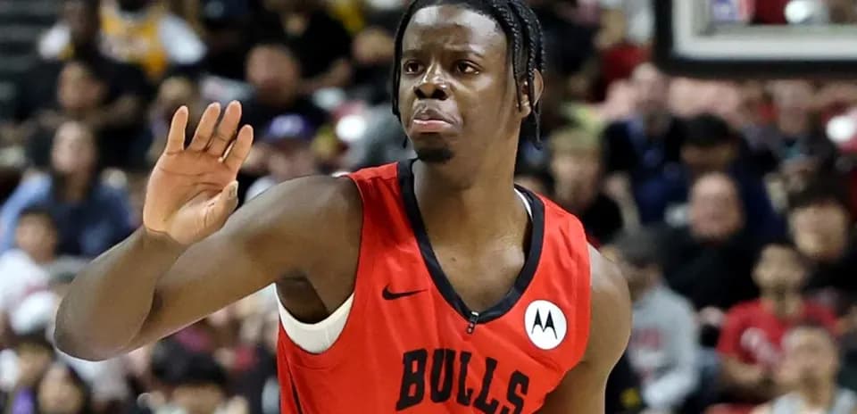 Jugador de los Bulls saludando durante el partido