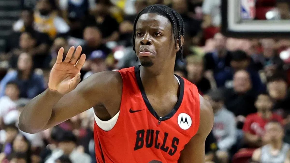 Jugador de los Bulls saludando durante el partido